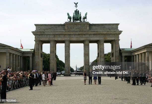 In Berlin - Brandenburger Tor mit Bürgermeister Michael Müller