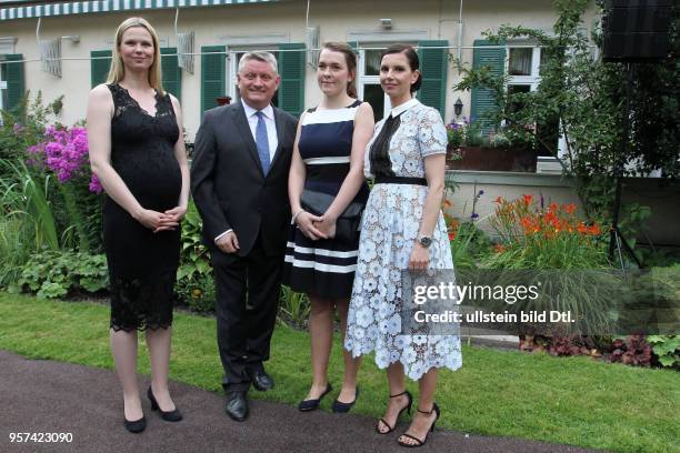 In Berlin - Queen`s Birthday Party - v.l. Britta Steffen - Minister Hermann Gröhe - Gewinnerin - Teresa Enke