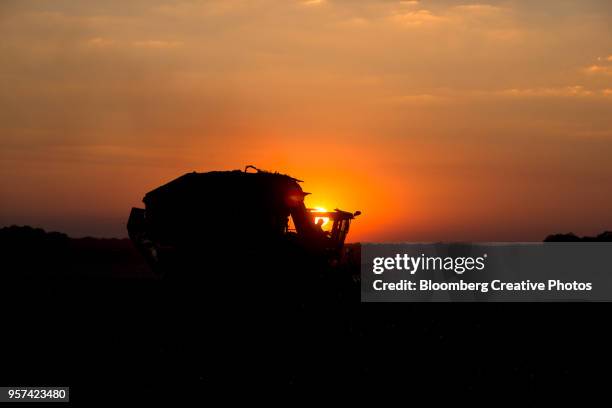 a cotton picker machine harvests cotton as the sun sets - the machine 2013 film stock-fotos und bilder