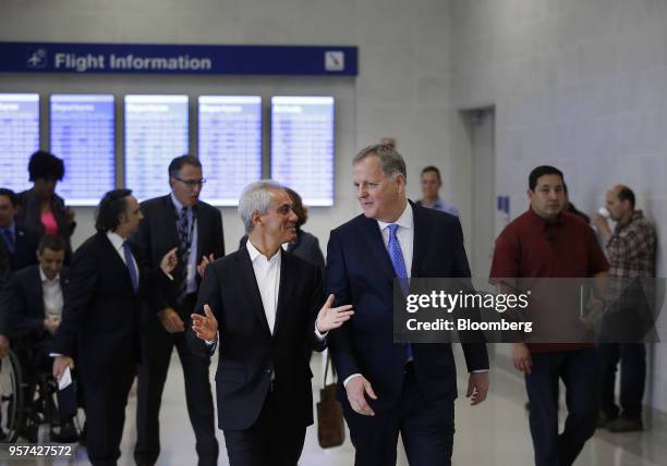 Doug Parker, chairman and chief executive officer of American Airlines Group Inc., center right, and Rahm Emanuel, mayor of Chicago, center left,...