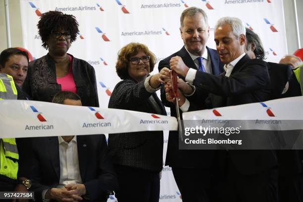 Doug Parker, chairman and chief executive officer of American Airlines Group Inc., center right, cuts a ribbon with Rahm Emanuel, mayor of Chicago,...