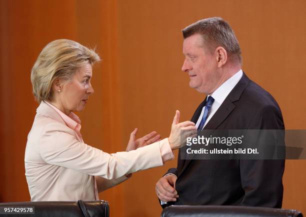 Ministers Ursula von der LEYEN and Hermann GROEHE , both CDU , during a cabinet meeting