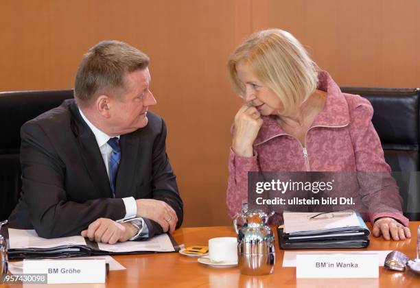 Ministers Hermann GROEHE and Johanna WANKA , both CDU , during a cabinet meeting