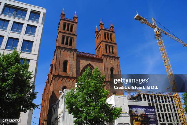 Die beidseitigen Baustellen an der Friedrichwerderschen Kirche zeigen die Dimensionen der dichten historischen Bebauung. Werbung fuer die...