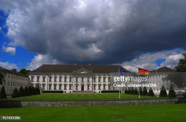 Dramatischer Himmel ueber Schloss Bellevue, der Bundespraesident ist im Haus. Dunkle Regenwolken ziehen aus Westen ran.