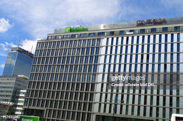 An der Otto-Braun-Strasse stehen Hotel-Neubauten in Reihe. Das neue Hotel Hampton by Hilton steht nun rechts von den abgebildeten Hotels . Im...