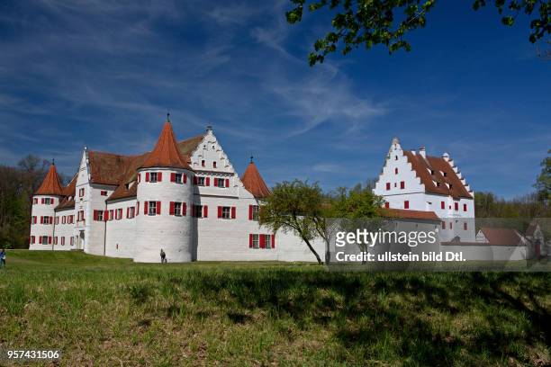 Schloss Gruenau Schlossanlage vor blauem Himmel