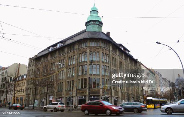 Das ehemalige DDR-Modeinstitut an der Ecke Brunnenstrasse / Veteranenstrasse Naehe Rosenthaler Platz steht schon lange leer. Vor dem Krieg war es in...