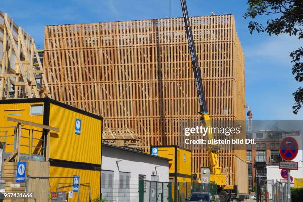 Hier am Nordbahnhof, in den ehemaligen Theaterwerkstaetten der Komischen Oper, wird zurzeit kraeftig gebaut. Der Zentralstandort der Hochschule fuer...