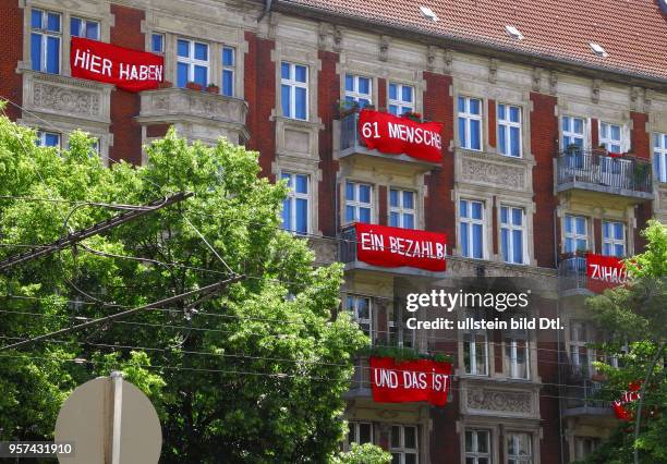 Das Haus Prenzlauer Allee 45 wehrt sich gegen Verdraengung. Hier haben 61 Menschen ein bezahlbaren Wohnraum, und das ist gut so. So die verteilten...