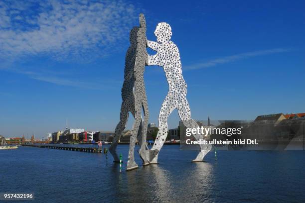 Riesen am Treptower Spreeufer, Naehe Treptowers, 30 m hohe u. 45 Tonnen schwere Großplastik aus Aluminium des US-Kuenstlers Jonathan Borofsky ist auf...