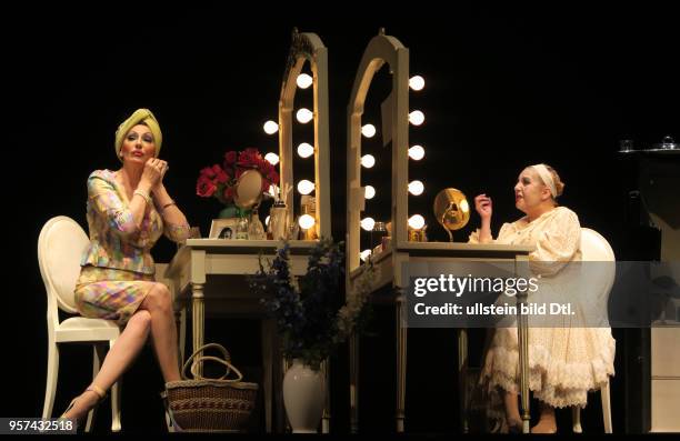 Die Schauspieler Désirée Nick , Manon Straché aufgenommen bei Proben zu dem Theaterstück Bette & Joan im Theater am Kudamm in Berlin Charlottenburg....