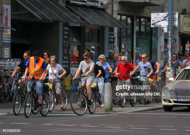 Berlin faehrt Rad. Torstrasse Ecke Schoenhauser Allee.