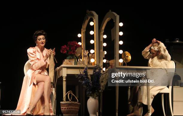 Die Schauspieler Désirée Nick , Manon Straché aufgenommen bei Proben zu dem Theaterstück Bette & Joan im Theater am Kudamm in Berlin Charlottenburg....