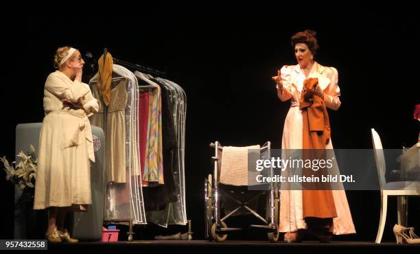 Die Schauspieler Désirée Nick , Manon Straché aufgenommen bei Proben zu dem Theaterstück Bette & Joan im Theater am Kudamm in Berlin Charlottenburg....