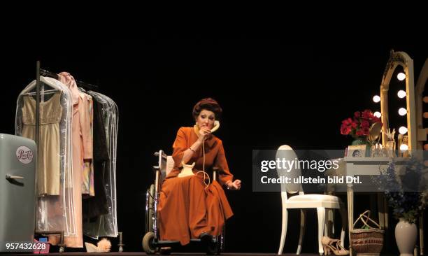 Die Schauspielerin Désirée Nick aufgenommen bei Proben zu dem Theaterstück Bette & Joan im Theater am Kudamm in Berlin Charlottenburg. Regie führt...