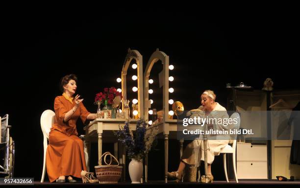 Die Schauspieler Désirée Nick , Manon Straché aufgenommen bei Proben zu dem Theaterstück Bette & Joan im Theater am Kudamm in Berlin Charlottenburg....