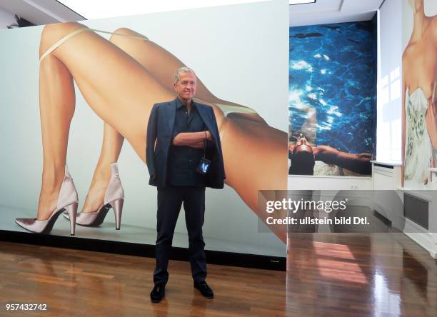 Fotograf Mario Testino aufgenommen im Museum für Fotografie der Helmut Newton Stiftung in seiner Ausstellung Undressed in Berlin Charlottenburg. Die...