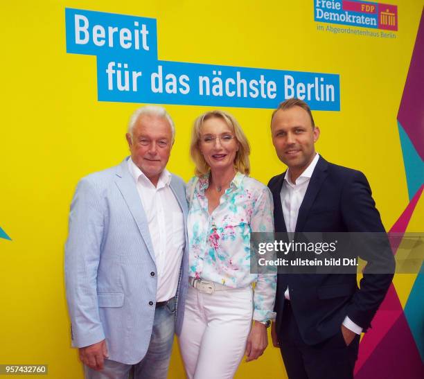 Politiker Wolfgang Kubicki mit Ehefrau Annette Marberth-Kubicki und Berlins FDP Chef Sebastian Czaja vl aufgenommen bei Sommerfest der Berliner FDP...