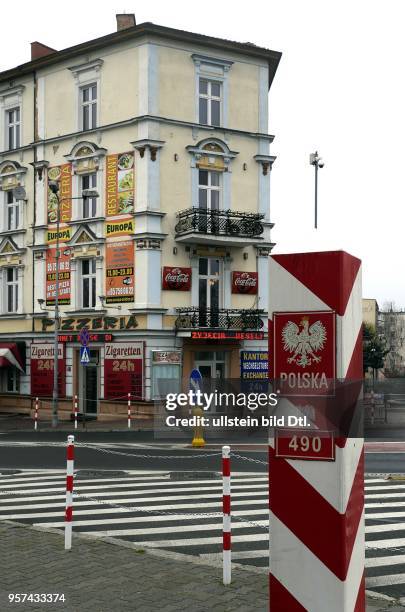 Die Oderbrücke in der Innenstadt verbindet Frankfurt mit der ehemaligen Dammvorstadt, dem heutigen polnischen Slubice Frankfurt . Nach der Brücke...