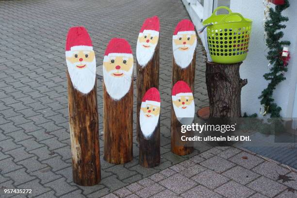 In the weeks before Christmas are offered in house and garden as Nicholas painted logs for decoration