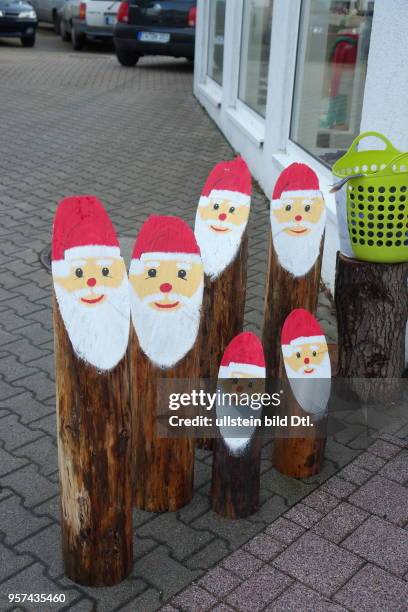 In the weeks before Christmas are offered in house and garden as Nicholas painted logs for decoration