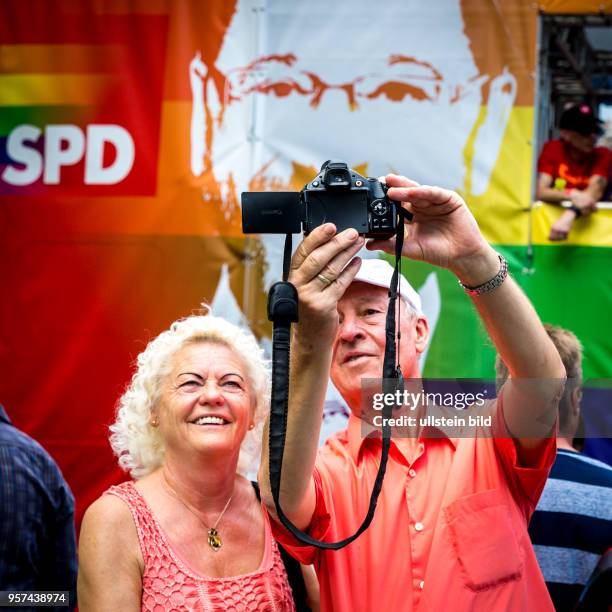 Germany Deutschland Berlin Der Christopher Street Day zieht durch die Stadt. Schwule, Lesben, Transen , Intersexuelle und Heteros feiern zusammen die...