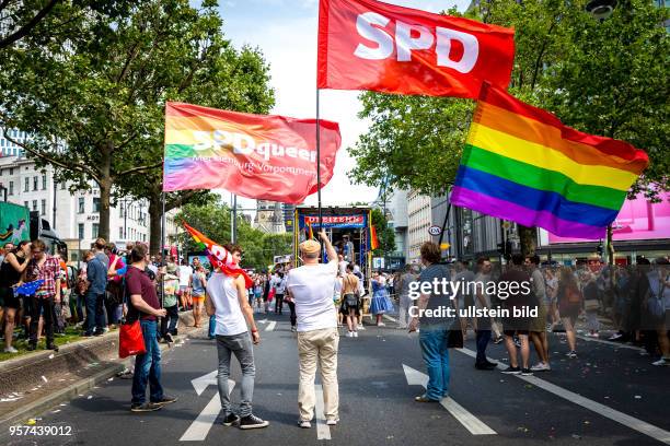 Germany Deutschland Berlin Der Christopher Street Day zieht durch die Stadt. Schwule, Lesben, Transen , Intersexuelle und Heteros feiern zusammen die...