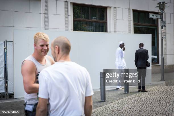 Deutschland Germany Berlin Unterstützer des senegalesischen Präsidenten vor dem Ritz Carlton Hotel am Potsdamer Platz. Zwei Bauarbeiter stehen in...