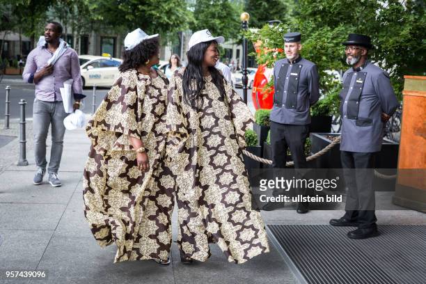 Deutschland Germany Berlin UnterstÃ¼tzer des senegalesischen PrÃ¤sidenten vor dem Ritz Carlton Hotel am Potsdamer Platz. Zwei Frauen drehen sich nach...
