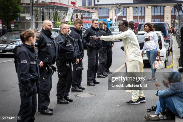 Deutschland Germany Berlin Unterstützer des senegalesischen Präsidenten vor dem Ritz Carlton Hotel am Potsdamer Platz. Deutsche Bereitschaftspolizei...