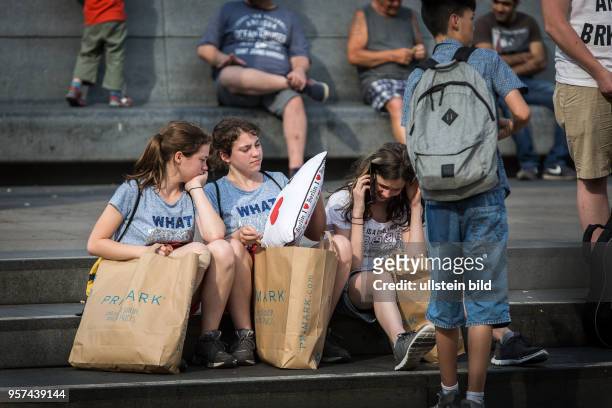 Deutschland Germany Berlin Teenager zeigen nach dem Besuch von Primark am Alexanderplatz ihre EinkÃ¤ufe.