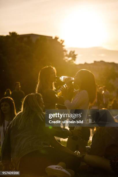 Deutschland Germany Berlin Jugendliche Touristen trinken im Lustgarten Wein.