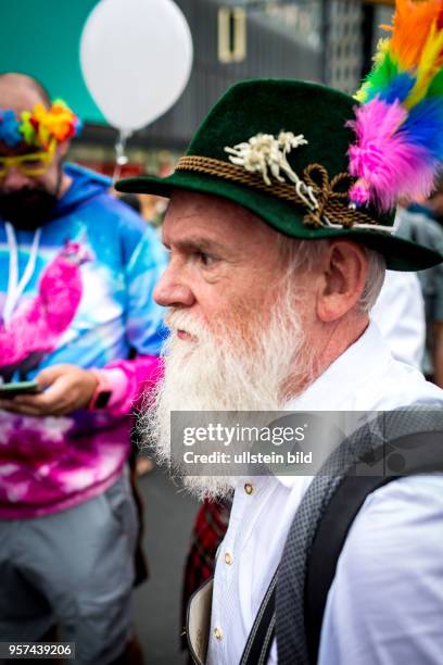 Germany Deutschland Berlin Der Christopher Street Day zieht durch die Stadt. Schwule, Lesben, Transen , Intersexuelle und Heteros feiern zusammen die...