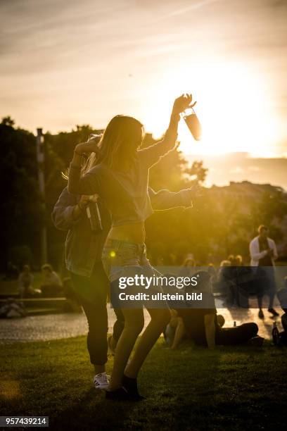 Deutschland Germany Berlin Jugendliche Touristen trinken im Lustgarten Wein.