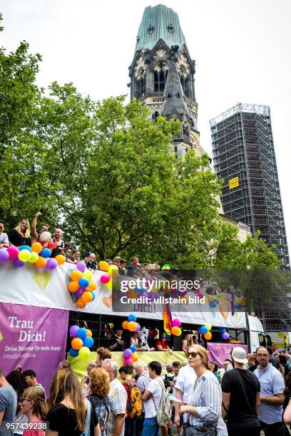 Germany Deutschland Berlin Der Christopher Street Day zieht durch die Stadt. Schwule, Lesben, Transen , Intersexuelle und Heteros feiern zusammen die...