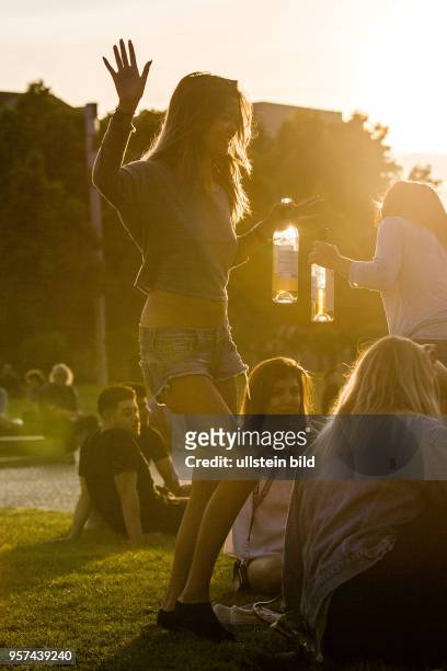 Deutschland Germany Berlin Jugendliche Touristen trinken im Lustgarten Wein.