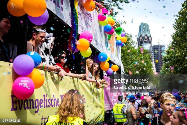 Germany Deutschland Berlin Der Christopher Street Day zieht durch die Stadt. Schwule, Lesben, Transen , Intersexuelle und Heteros feiern zusammen die...