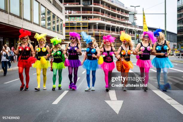 Germany Deutschland Berlin Der Christopher Street Day zieht durch die Stadt. Schwule, Lesben, Transen , Intersexuelle und Heteros feiern zusammen die...