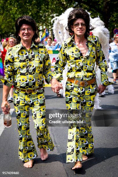 Germany Deutschland Berlin Der Christopher Street Day zieht durch die Stadt. Schwule, Lesben, Transen , Intersexuelle und Heteros feiern zusammen die...