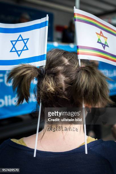 Germany Deutschland Berlin Pro-Israel-Demonstration auf dem KurfÃ¼rstendamm Richtung Breitscheidtplatz. Teilnehmer mit Israel-Fahne und...