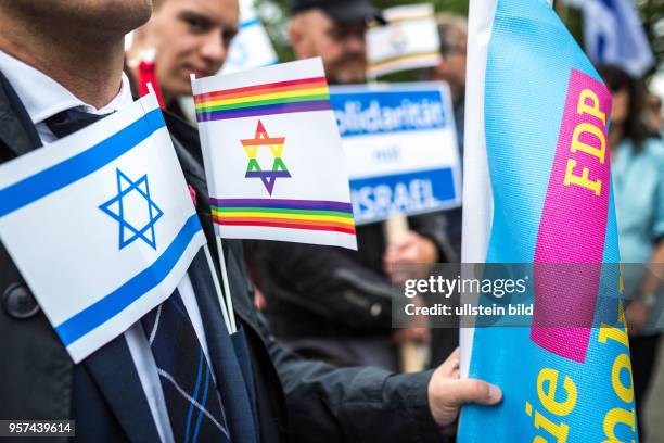 Germany Deutschland Berlin Pro-Israel-Demonstration auf dem Kurfürstendamm Richtung Breitscheidtplatz. Teilnehmer mit Israel-Fahne, Regenbogenfahne...