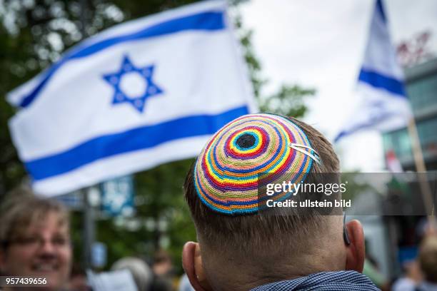 Germany Deutschland Berlin Pro-Israel-Demonstration auf dem Kurfürstendamm Richtung Breitscheidtplatz. Teilnehmer mit Kippa in Regenbogenfarben.