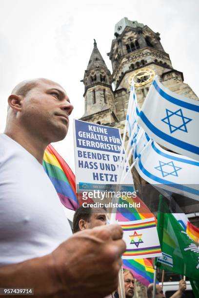 Germany Deutschland Berlin Pro-Israel-Demonstration auf dem KurfÃ¼rstendamm Richtung Breitscheidtplatz. Teilnehmer mit Israel-Fahne und...