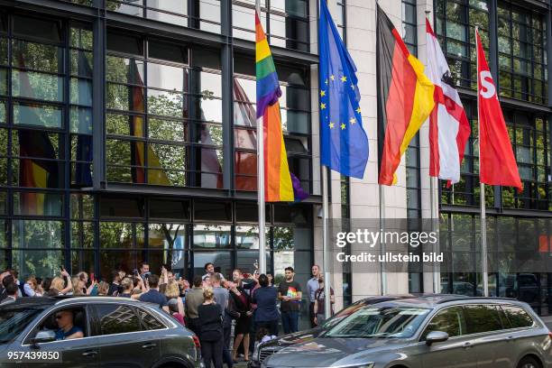 Deutschland Germany Berlin Hissen der Regenbogenfahne mit Petra Nowacki und SPD GeneralsekretÃ¤r Hubertus Heil vor der SPD-Zentrale, dem...