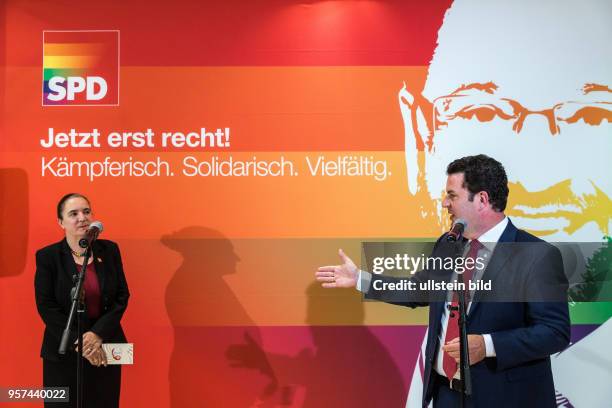 Deutschland Germany Berlin Hissen der Regenbogenfahne mit Petra Nowacki und SPD Generalsekretär Hubertus Heil vor der SPD-Zentrale, dem...