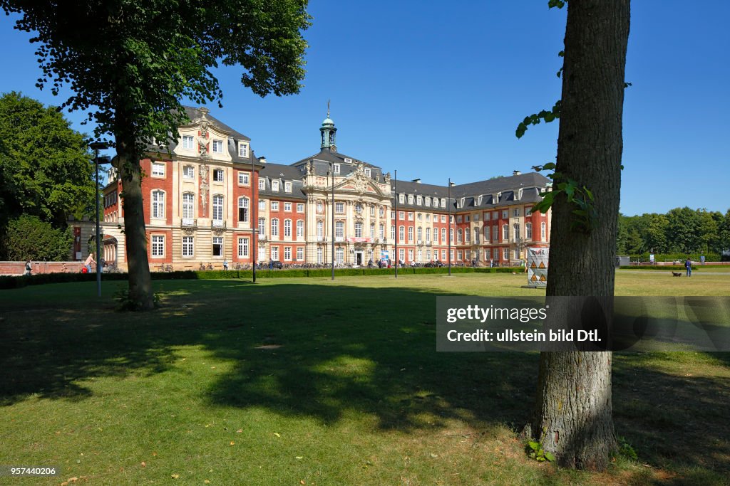 D-Muenster, Westphalia, Muensterland, North Rhine-Westphalia, NRW, prince-archbishopal castle, baroque, residence, university, Westphalian Wilhelm University, architect Johann Conrad Schlaun, castle sqare