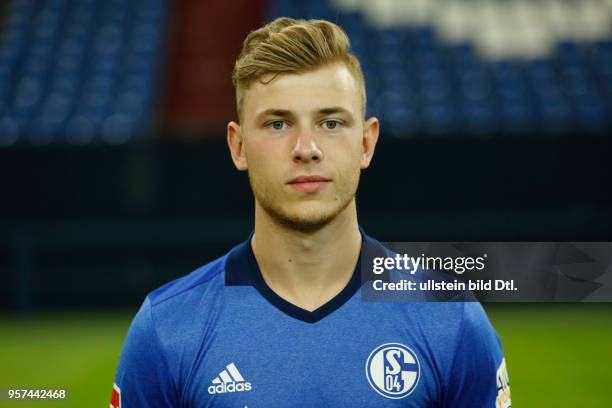 Football, Bundesliga, 2017/2018, FC Schalke 04, Veltins Arena, photo shooting, players pool, Max Meyer