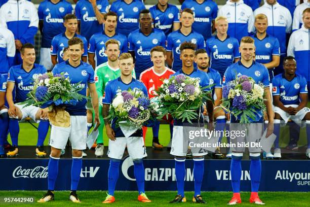 Football, Bundesliga, 2017/2018, FC Schalke 04, Veltins Arena, photo shooting, players pool, honour with flower bouquet to Confed Cup winner Leon...