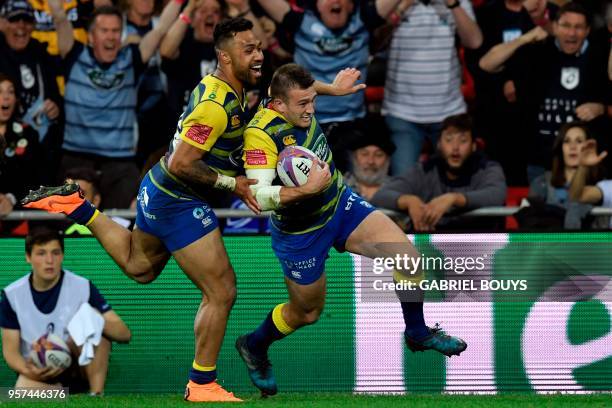 Cardiff Blues' Welsh centre Garyn Smith scores a try assisted by Cardiff Blues' New Zealander centre Willis Halaholo during the 2018 European...